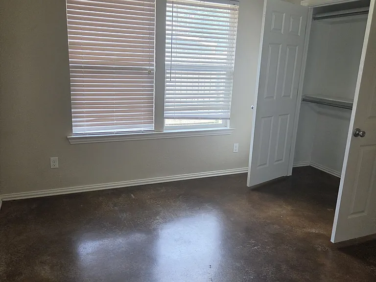 2424 W Walker St — Photo 9