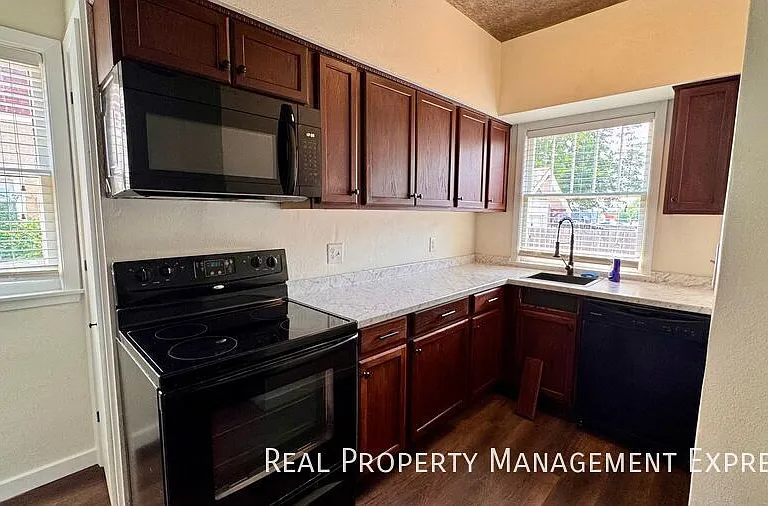 509 W 25th St — Photo 16