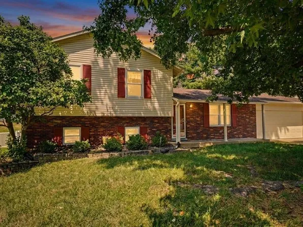2215 Graystone Dr, Saint Charles, MO 63303