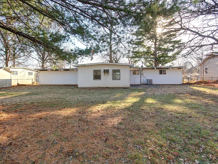 403 Whitehall Dr — Photo 2