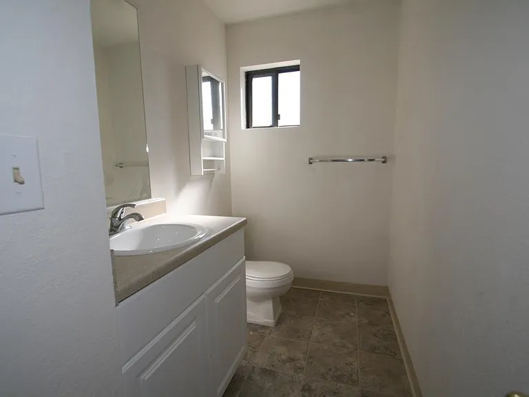 Upper 1/2 Bath