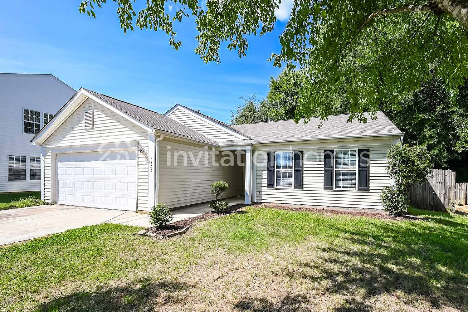 5733 Shining Oak Ln Charlotte, NC 28269 — Photo 1