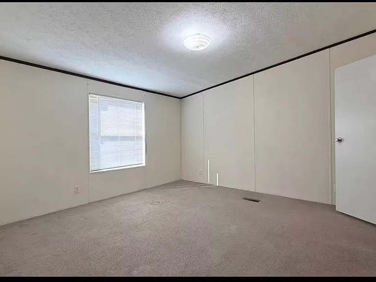 1430 W Howard Ln — Photo 12