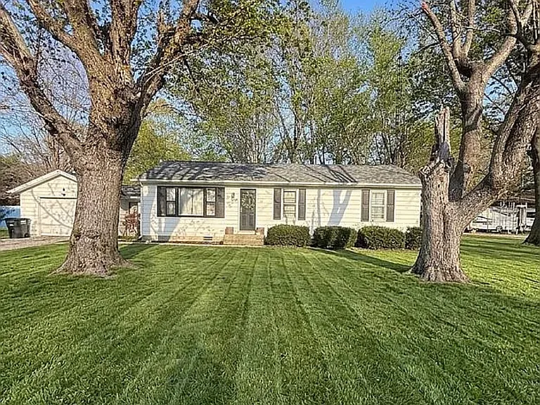 2333 S Pine St — Photo 2