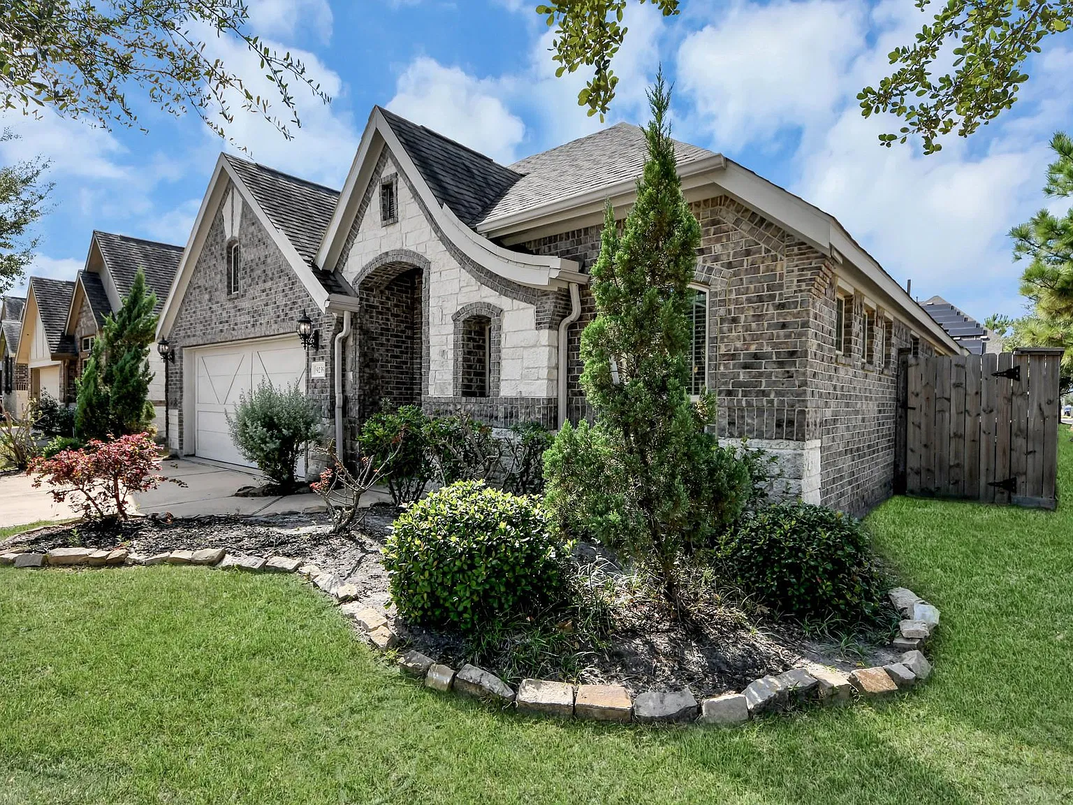 3 bed, 2.0 bath, 2021 sqft, $2,400 — Photo 3