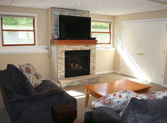 3rd image of 656 Gerry St