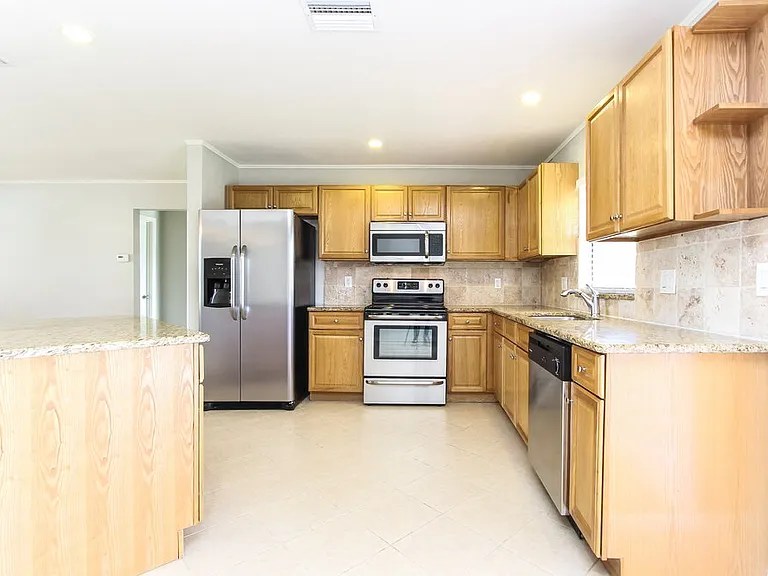2715 SE 8th Ave — Photo 6