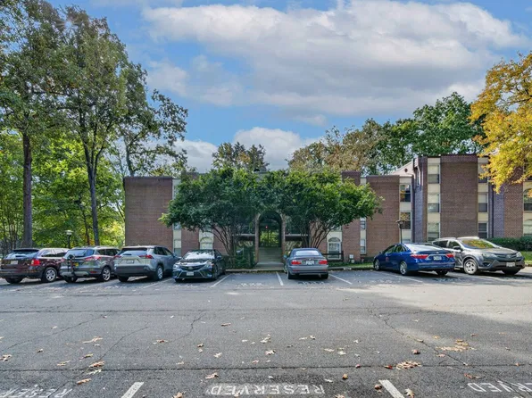 3312 Woodburn Village Dr APT 12, Annandale, VA 22003