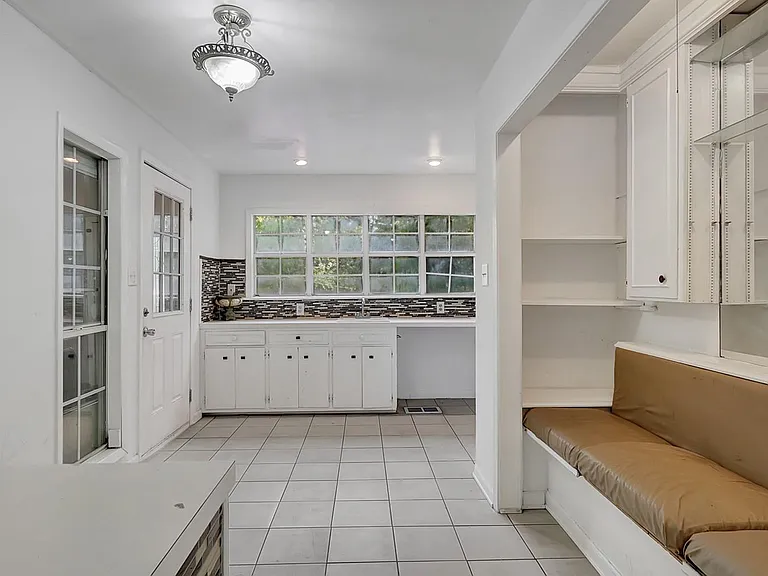 204 Barker St — Photo 23