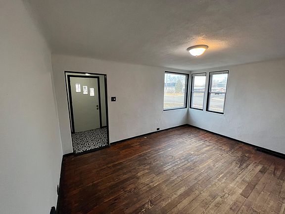 2nd image of 902 Avenue C