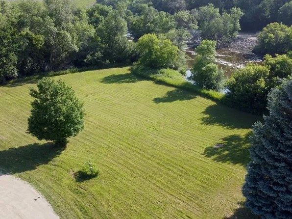 1806 Island Park Dr, Jamestown, ND 58401