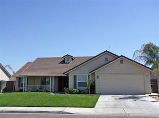 302 E Hollow Way, Dinuba, CA 93618