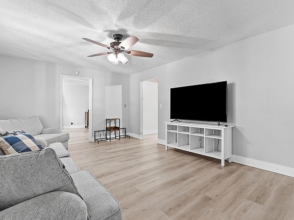 5th image of 415 Hickory St