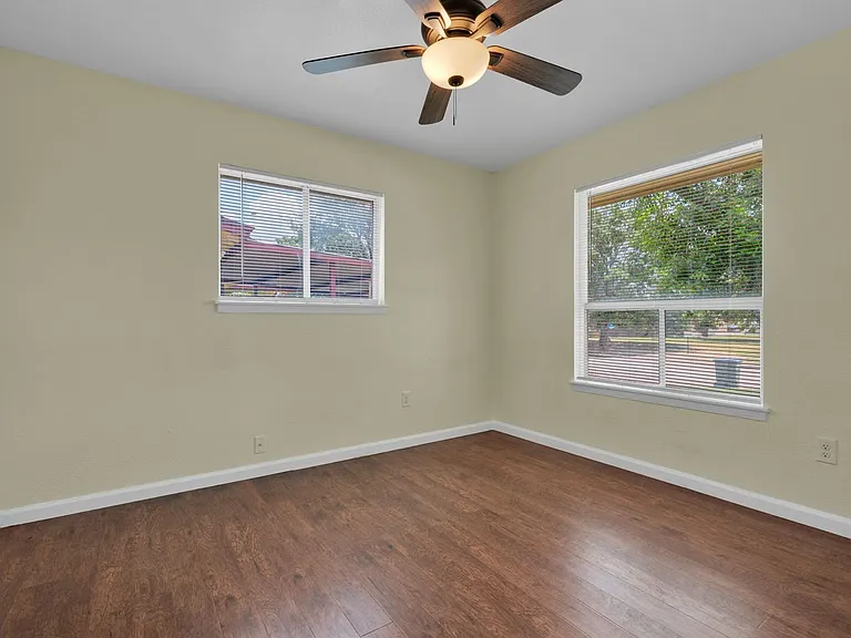 417 E Lindbergh Blvd — Photo 15