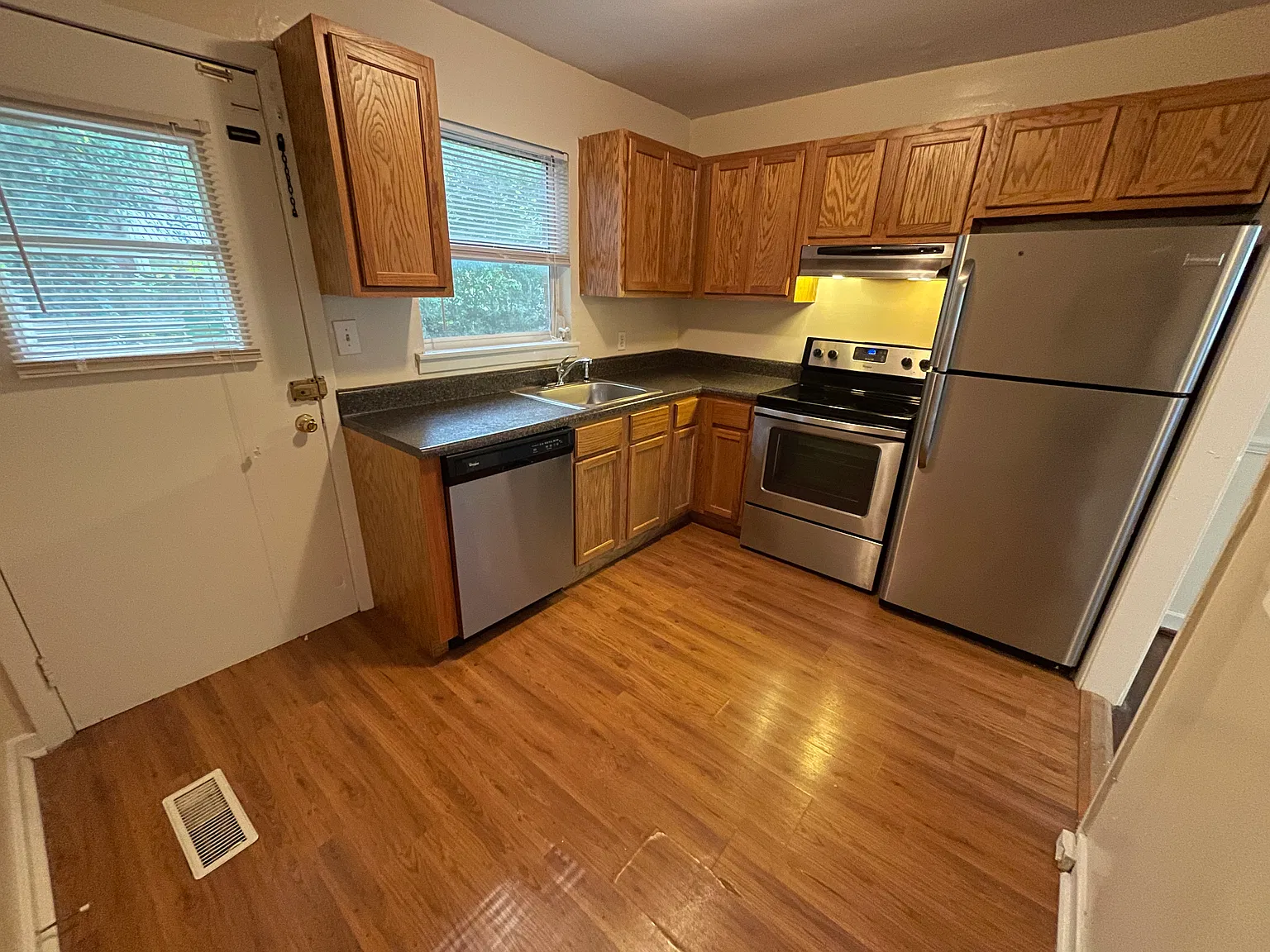 2 bed, 853 sqft, $1,400 — Photo 3