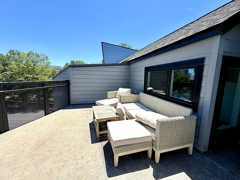 1070 Kenilworth Ave — Photo 15