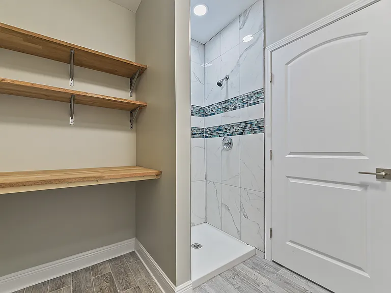 3rd shower/laundry with full Bathroom