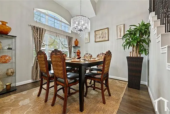 6 bed, 4185 sqft, $4,300 — Photo 3