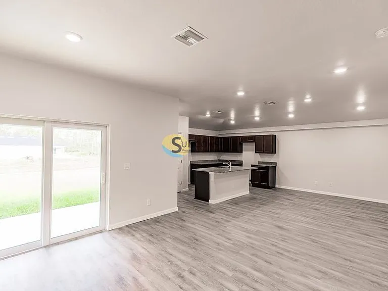 378 Urbana St — Photo 4