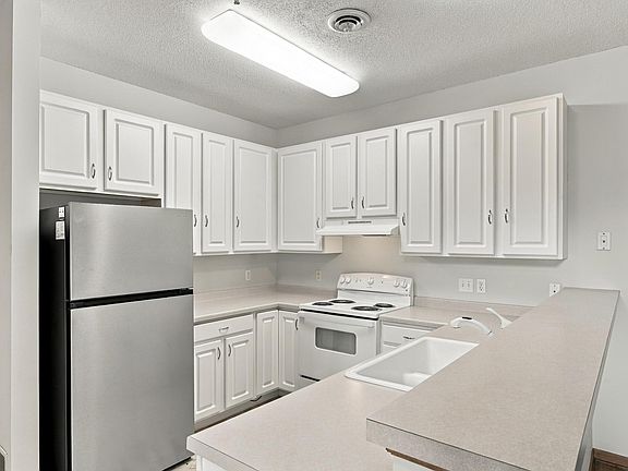 3rd image of 556 Willoughby Way W
