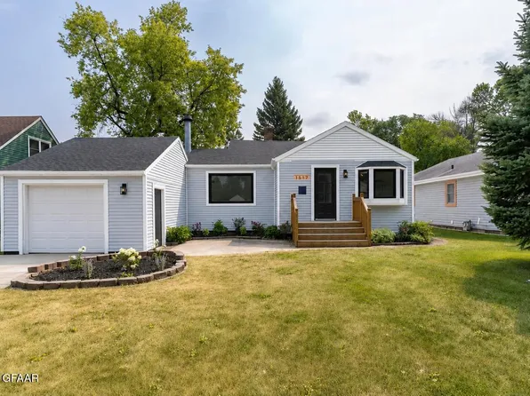1517 Cottonwood St, Grand Forks, ND 58201