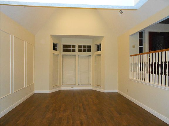 3rd image of 18 Crescent View Ct