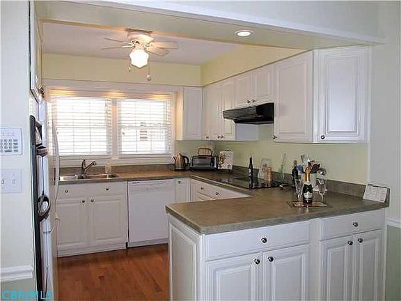 3rd image of 1075 Shady Hill Dr
