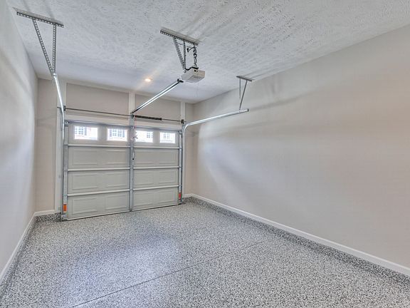 4th image of 32 Hardwood Rd