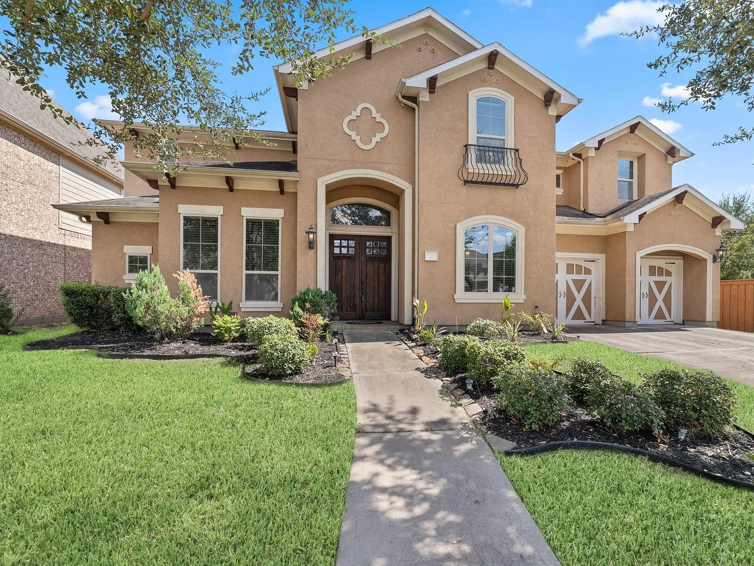 6 bed, 4.5 bath, 5147 sqft, $4,500 — Photo 1