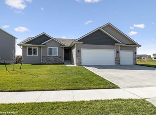 1300 Evans View Dr, Adel, IA 50003