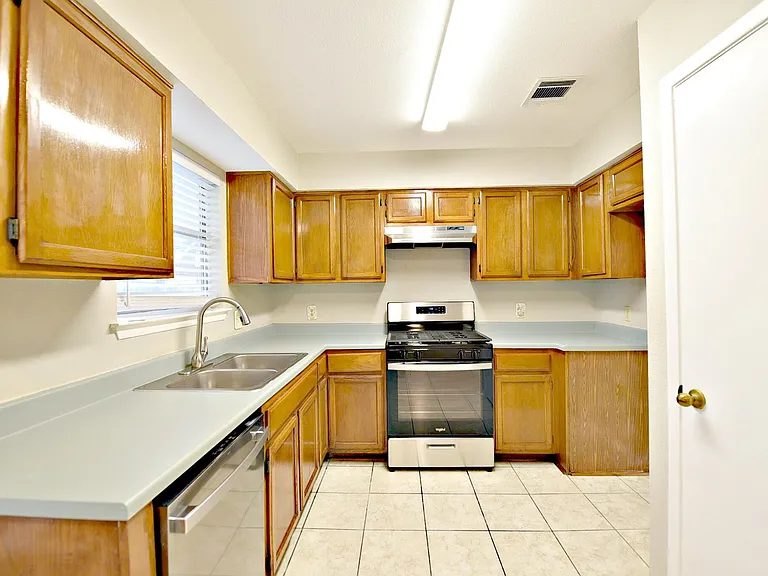 12801 Margit Dr — Photo 7
