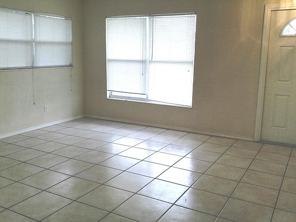 4th image of 2216 Lakeview Dr