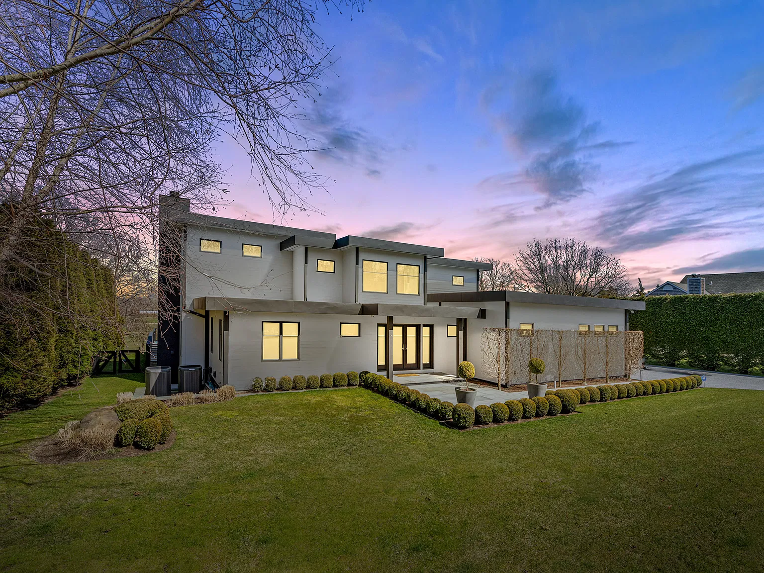 Southampton Modern Stunner - 5 Bed and Poolhouse! — Photo 2
