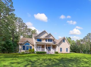 13 Stuart Ct, Hampton Bays, NY 11946