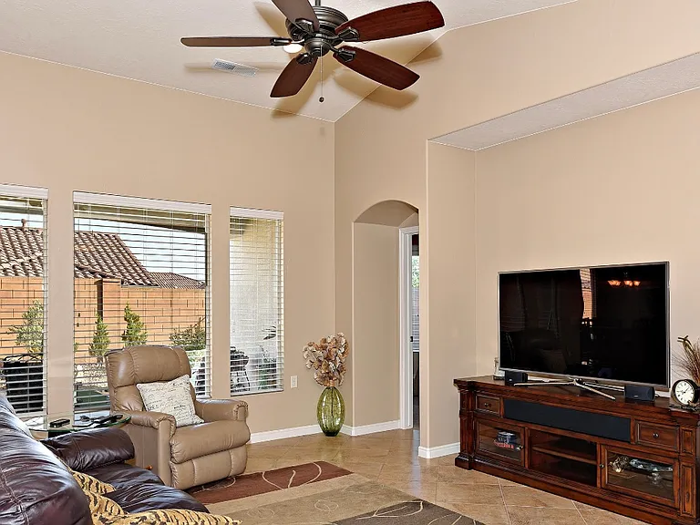 1556 W Songbird Dr — Photo 2