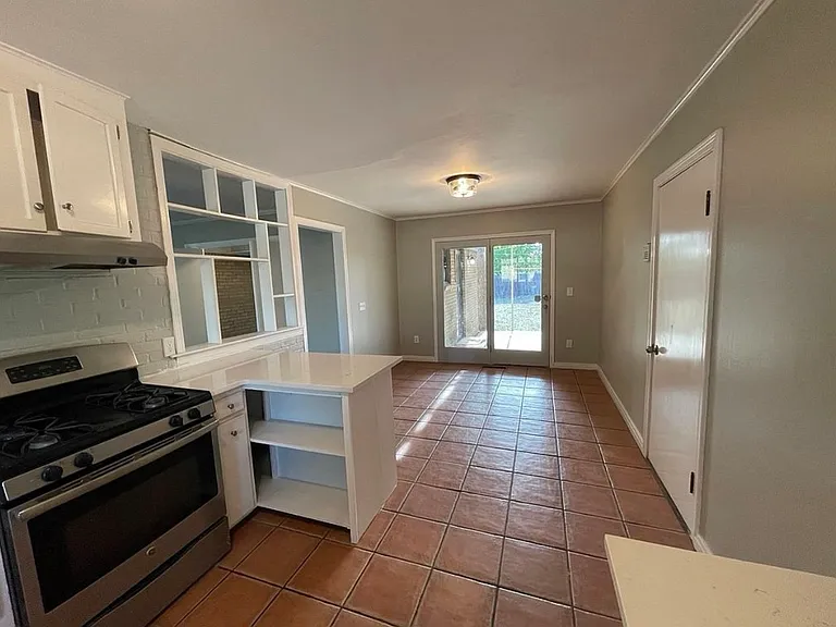 2030 Crockett St — Photo 4