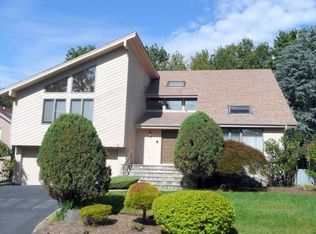 14 Roslyn Ct, Englewood Cliffs, NJ 07632