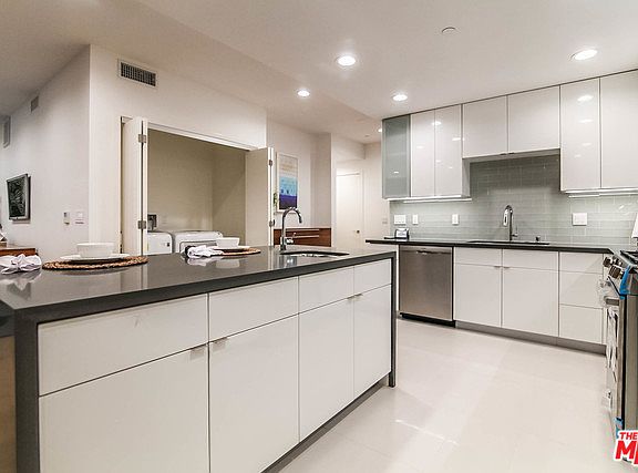 2nd image of 4813 Oakwood Ave #101