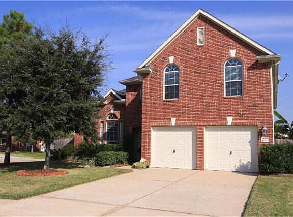 front view of home on corner lot