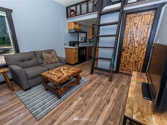 4th image of 131 Mountain View Drive N