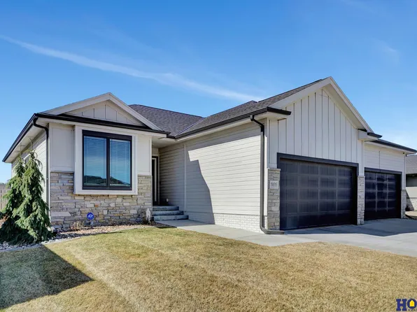 5835 Opus Dr, Lincoln, NE 68526