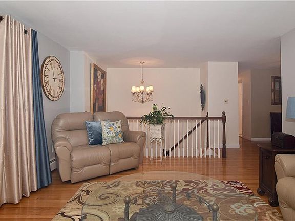 5th image of 16 Maplewood Orchard Dr