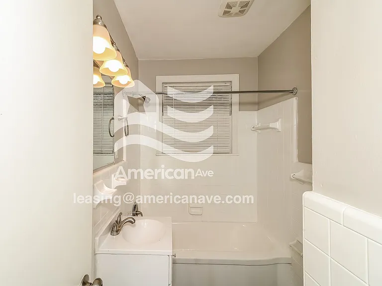 1358953_013_wm_-_bathroom_13459102.jpg
