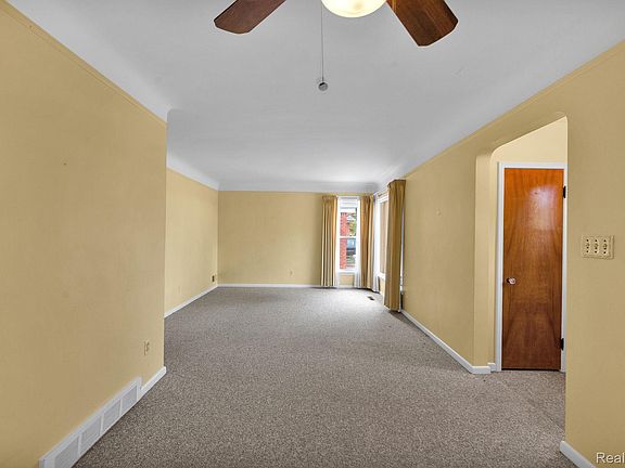 4th image of 141 Robindale Ave