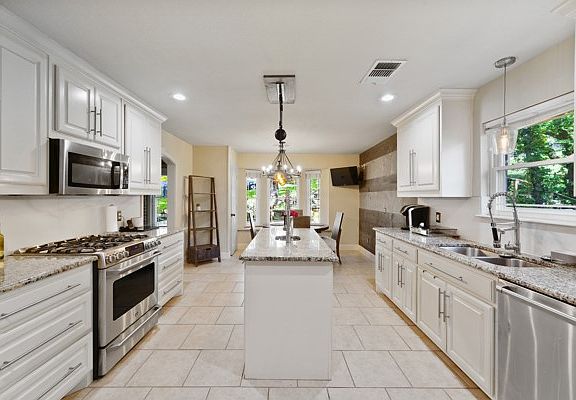 2nd image of 1806 Old Oak Dr