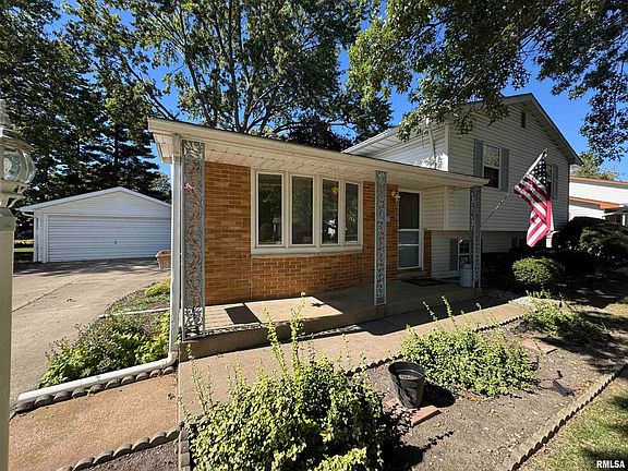 3rd image of 1084 Sweetbriar Pl