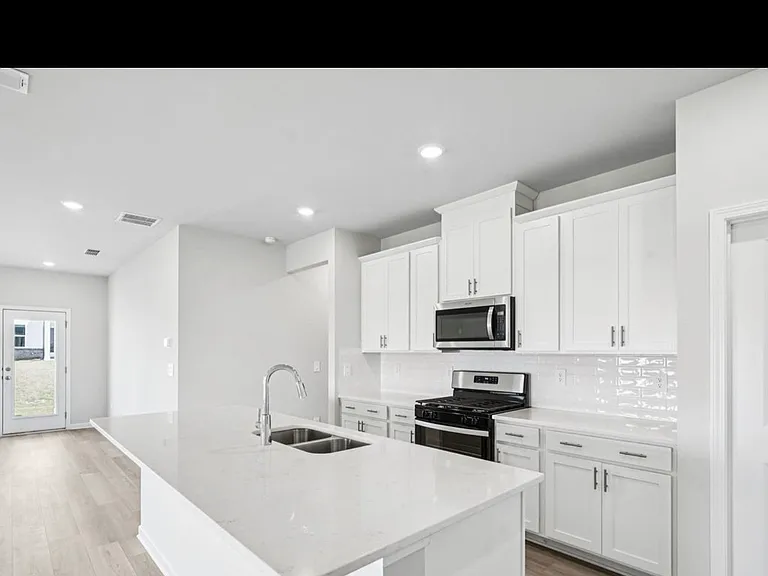 2750 Hawthorne Way — Photo 4