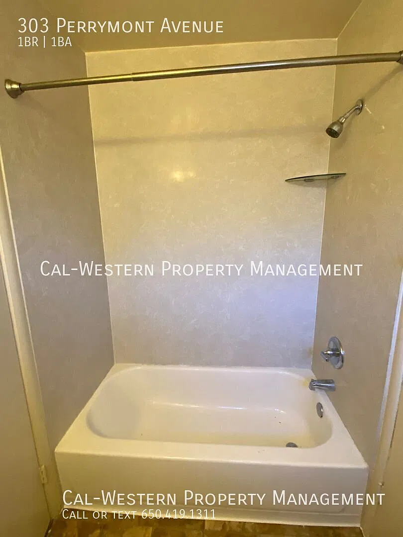 Spacious 1 bed 1 bath front unit in triplex — Photo 2