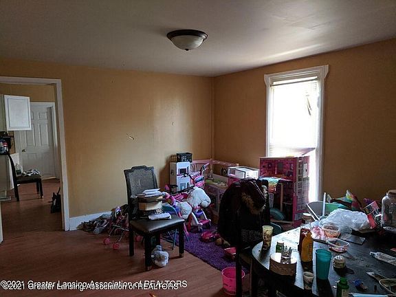 3rd image of 920 E Shiawassee St