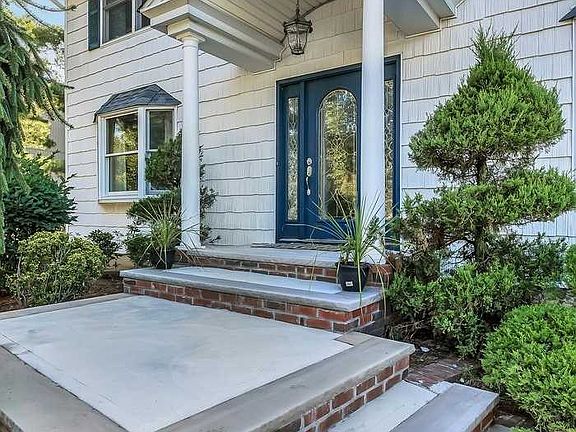 3rd image of 3 Stonehurst Ln